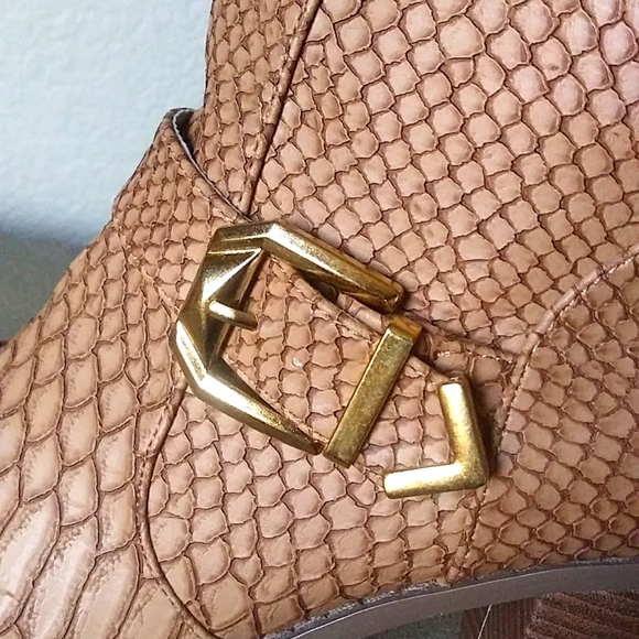 NWOB Liliana Steampunk Faux Snake Gold Spike Zip Ankle Boots. 7.5M - Picture 6 of 10